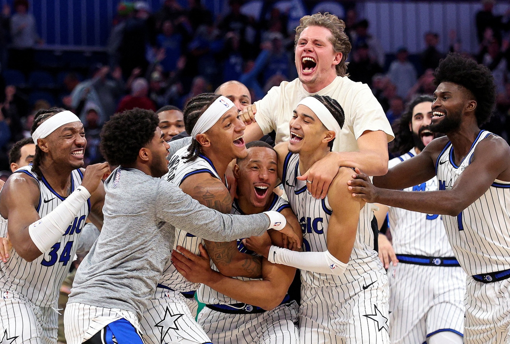 Hamma fotosuratlarni oz mushuklariga surmoqda.