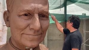 Peru prepares to welcome Pope Leo with giant statue