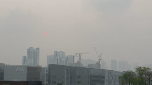 Smog lingers over Singapore as neighbouring Indonesian fires continue to burn