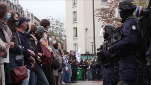 French teachers form human chain to shield protesting students from police