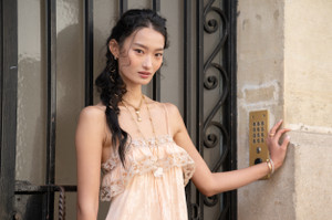 FRANCE-PFW-WOMENSWEAR-PFWSS27-CHLOE-OUTSIDE-ARRIVALS