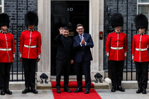 Ukrainian President Zelenskiy visits London