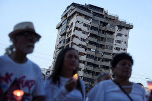Vigil marks 100 days since the twin earthquakes struck in La Guaira