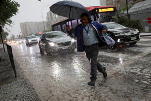 Hailstorm and strong winds affect Santiago